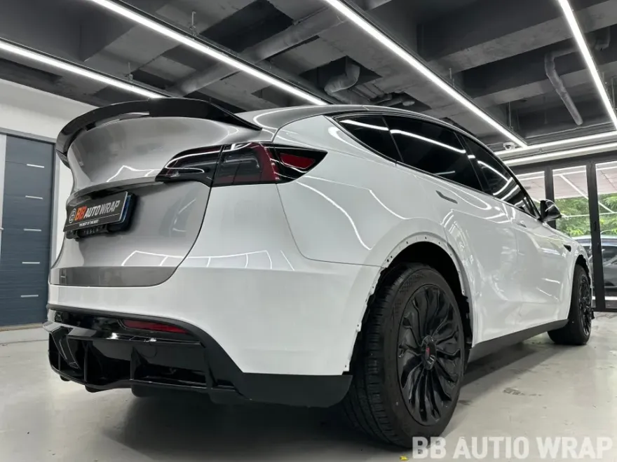 Tesla Model Y vinyl wrap - Tesla Model Y Vinyl Wrap Review: GT Silver Cost & Results photo 4
