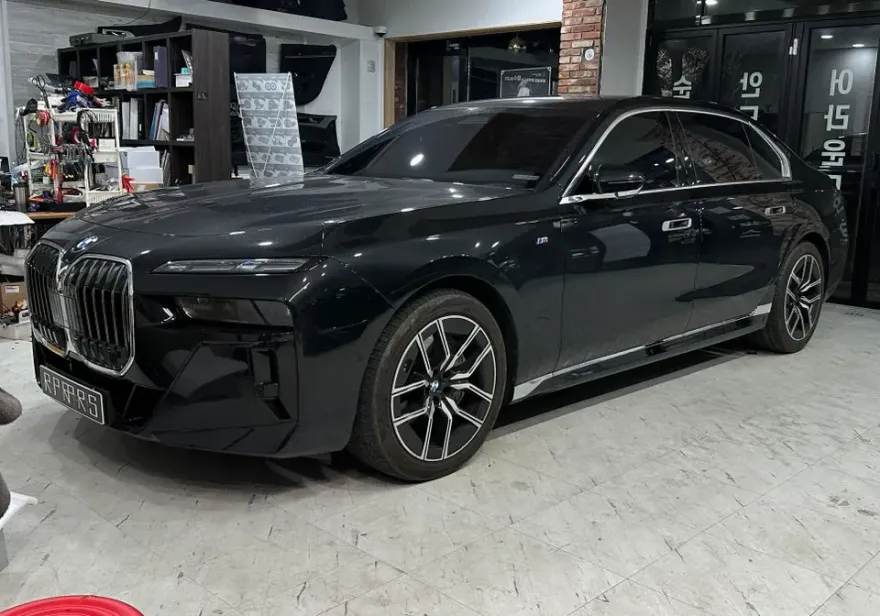 BMW 7 Series G70 ambient lighting installation result