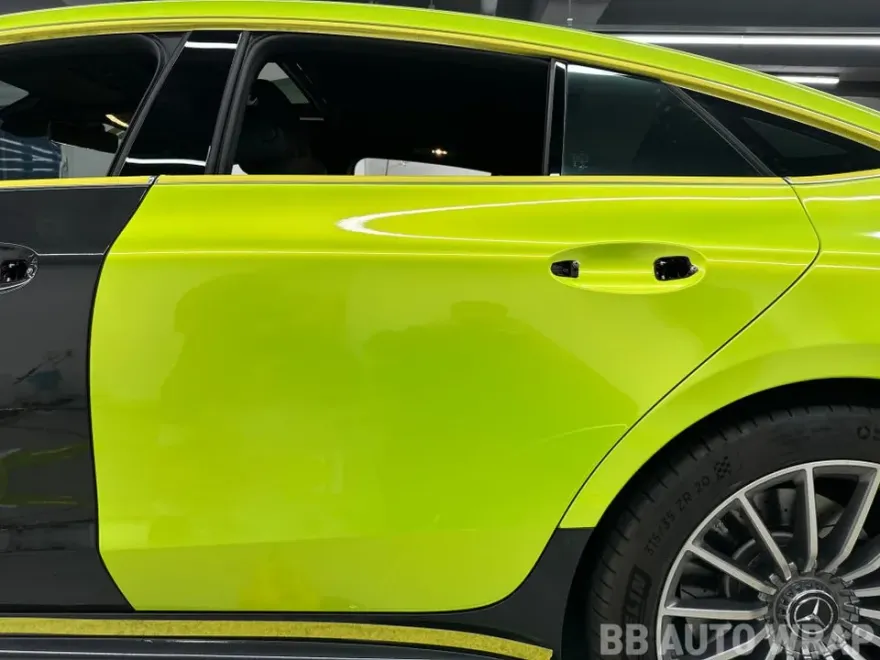 Mercedes-Benz AMG GTのカーラッピング事例|ネオンイエロー 施工写真 3-3