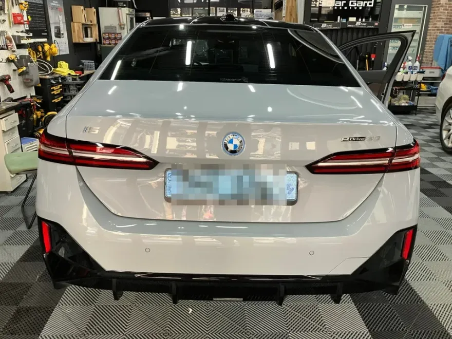 BMW i5のドラレコ取付事例|費用目安と仕上がり 施工写真 1-1