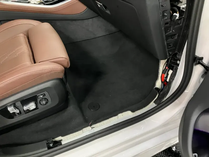 BMW X5 G05 ドライブレコーダー取付事例|費用目安・仕上がり 施工写真 4-1