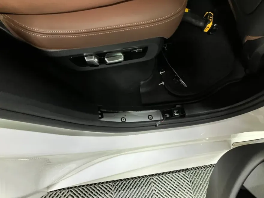 BMW X5 G05 ドライブレコーダー取付事例|費用目安・仕上がり 施工写真 1-2