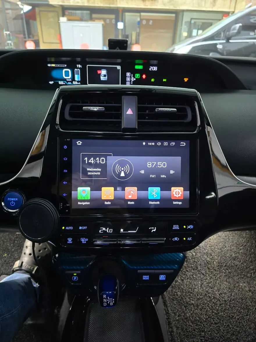 Toyota PriusのAndroid Auto・CarPlay取付事例 施工写真 4-1