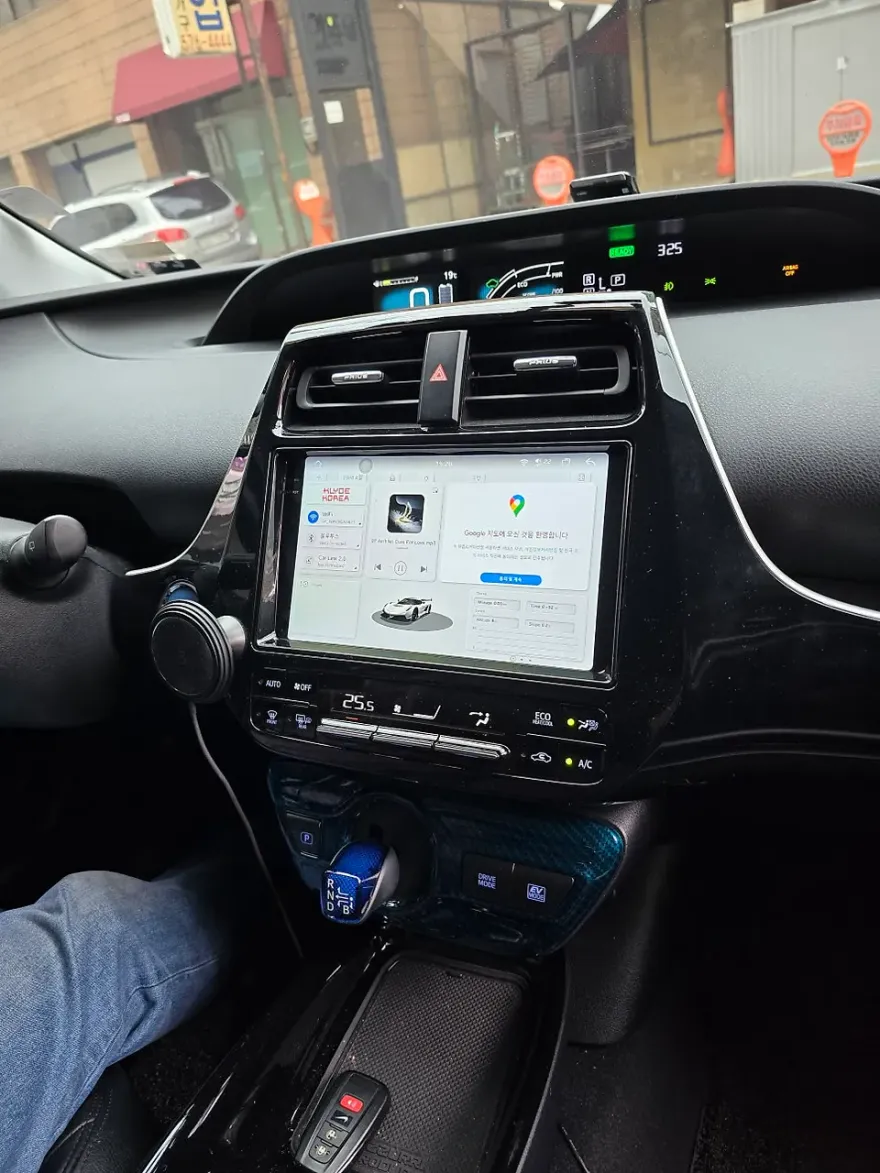 Toyota PriusのAndroid Auto・CarPlay取付事例 施工写真 1-2
