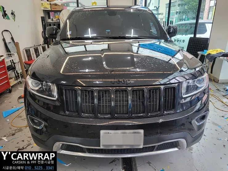 Jeep Cherokeeのカーラッピング事例:ミッドナイトグリーンへの変貌 施工写真 1-1