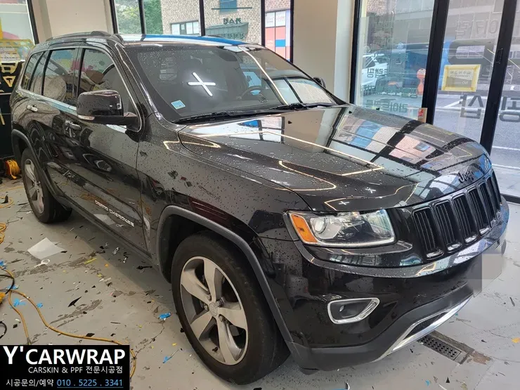 Jeep Cherokeeのカーラッピング事例:ミッドナイトグリーンへの変貌 施工写真 2-1