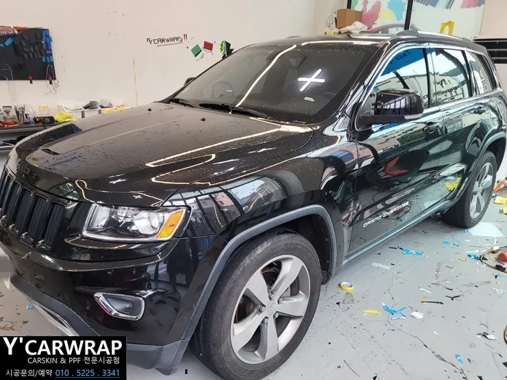 Jeep Cherokeeのカーラッピング事例:ミッドナイトグリーンへの変貌 施工写真 2-2