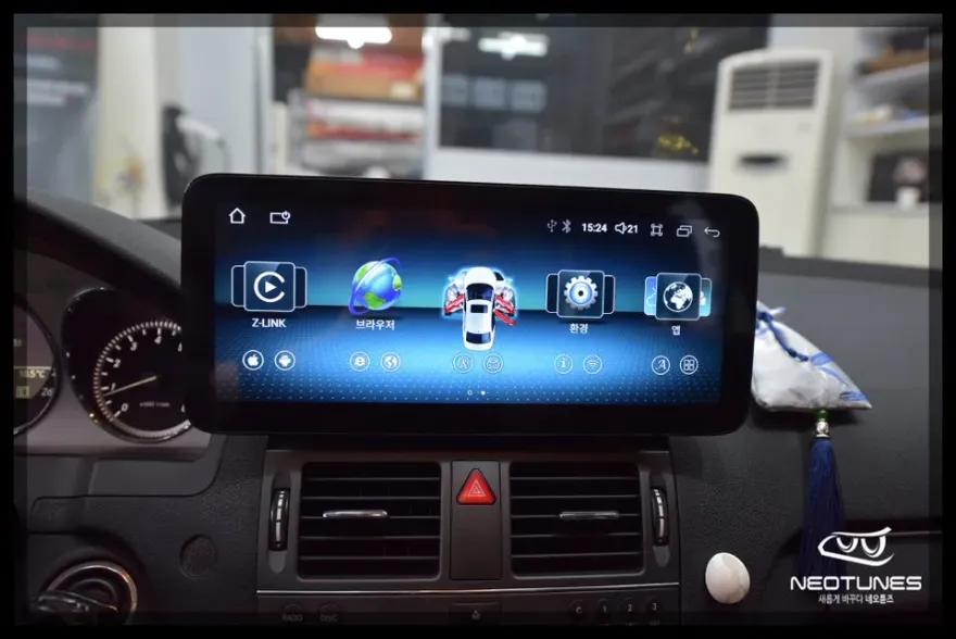Mercedes-Benz C-ClassのAndroid Auto・CarPlay取付事例 施工写真 4-1