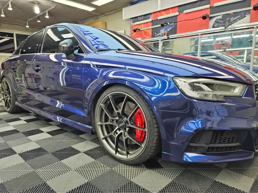 Audi A3のカーラッピング事例｜ラヴァナブルーへのカスタム 施工写真 1-1