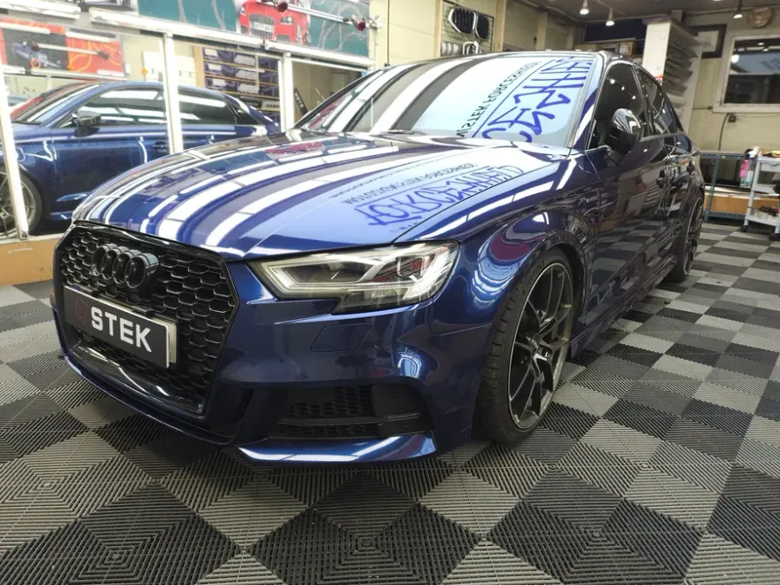 Audi A3のカーラッピング事例｜ラヴァナブルーへのカスタム 施工写真 2-1