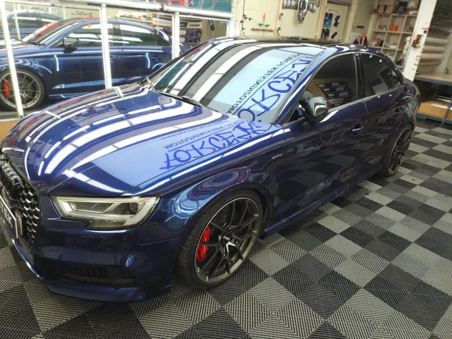 Audi A3のカーラッピング事例｜ラヴァナブルーへのカスタム 施工写真 1-2