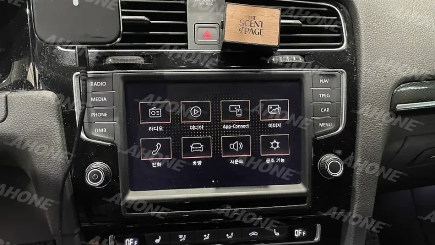 Volkswagen GolfのAndroid Auto・CarPlay取付事例 施工写真 2-2