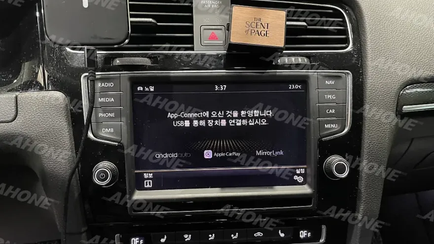 Volkswagen GolfのAndroid Auto・CarPlay取付事例 施工写真 1-3