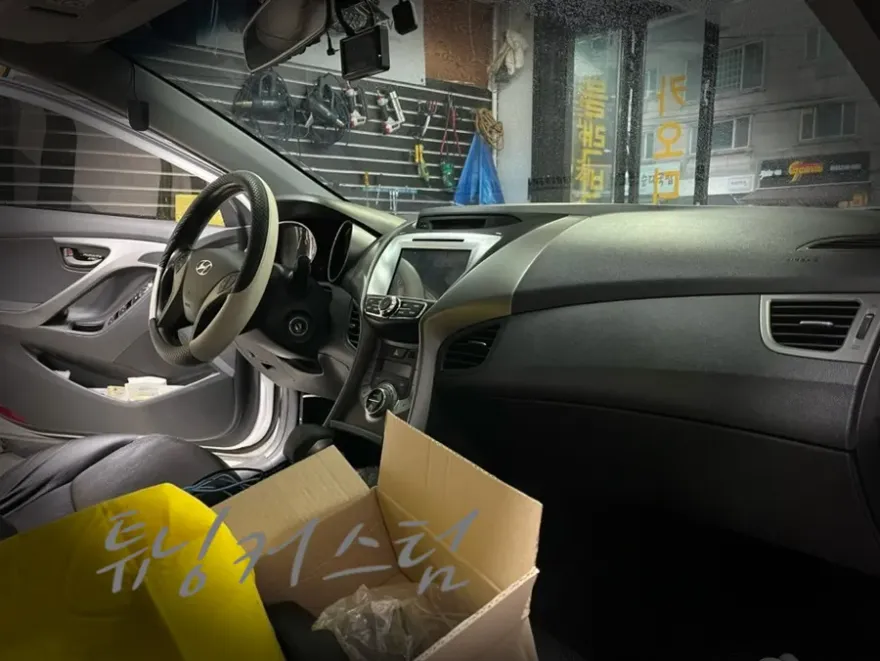 Hyundai Elantra MDのドライブレコーダー取付事例 施工写真 2-1