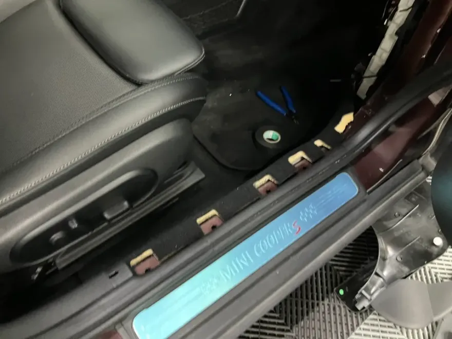 MINI Clubmanのドラレコ取付事例｜韓国での施工費用目安 施工写真 1-3