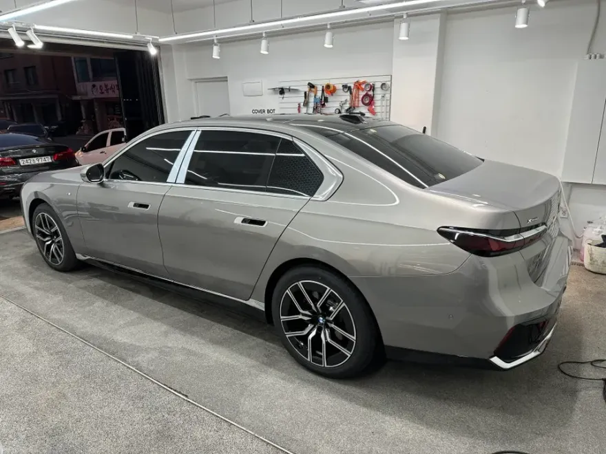 BMW 7 Seriesのカーラッピング事例|費用目安・仕上がり 施工写真 3-1