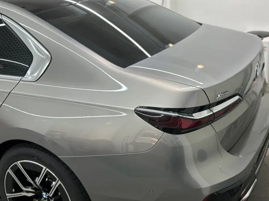 BMW 7 Seriesのカーラッピング事例|費用目安・仕上がり 施工写真 1-2