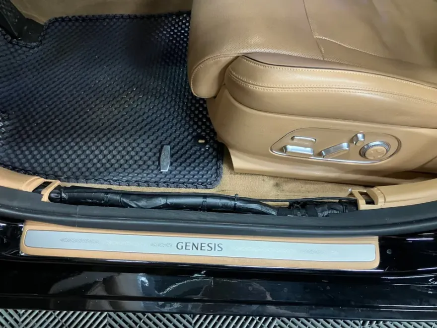 Genesis G90 ドライブレコーダー取付事例|費用目安・仕上がり 施工写真 3-1