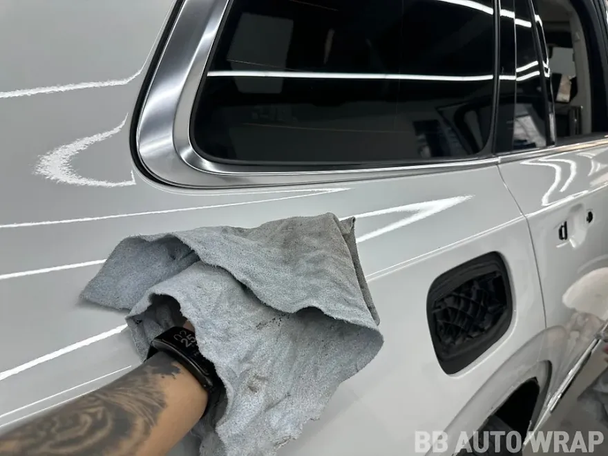 Volvo XC90のカーラッピング事例|AXチョークグレー 施工写真 2-1