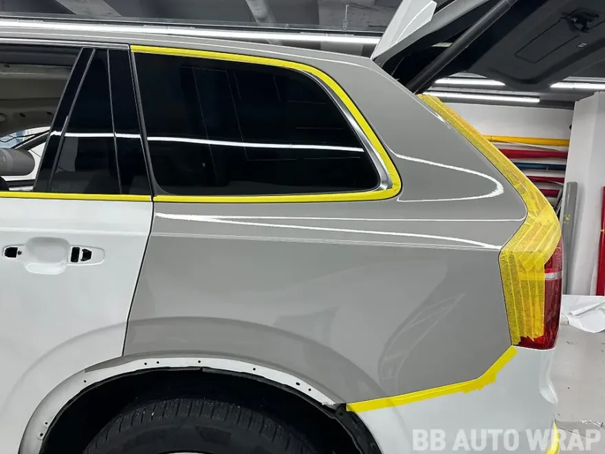 Volvo XC90のカーラッピング事例|AXチョークグレー 施工写真 3-2
