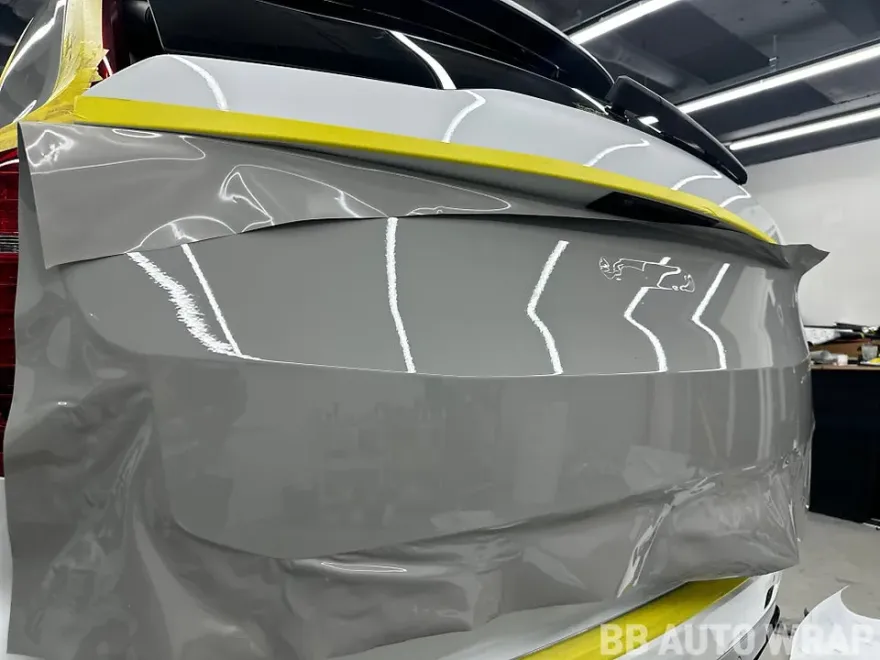 Volvo XC90のカーラッピング事例|AXチョークグレー 施工写真 3-3