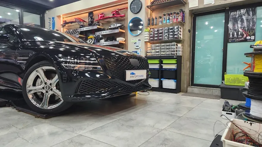 Genesis G80 RG3のカーラッピング事例|費用目安・仕上がり 施工写真 2-3