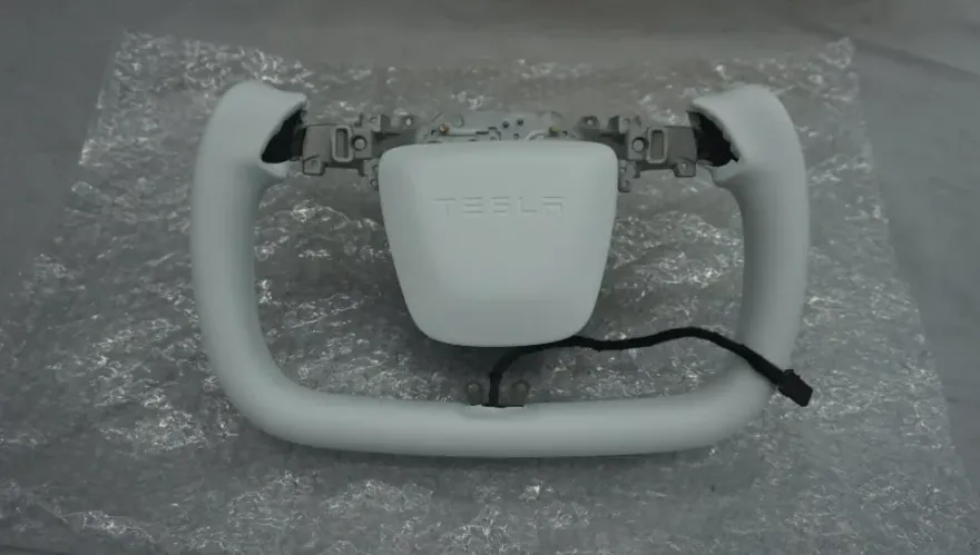 Tesla Model Y Juniper steering wheel - Tesla Model Y Juniper Steering Wheel Customization Review photo 4