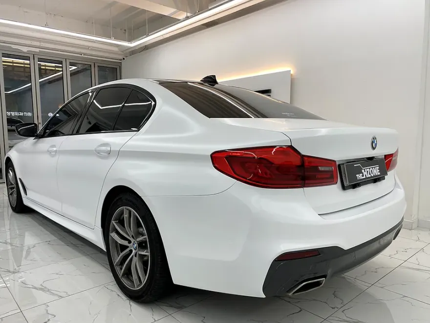 BMW 5 Seriesのカーラッピング事例|無光PPFで質感を向上 施工写真 1-2