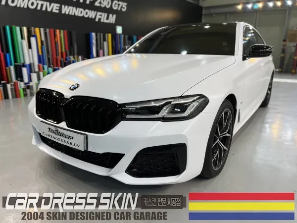 BMW 5 Series G30 カーラッピング事例|サテンホワイトの費用目安 施工写真 3-1