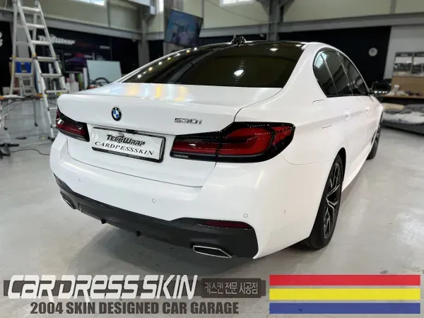BMW 5 Series G30 カーラッピング事例|サテンホワイトの費用目安 施工写真 1-2