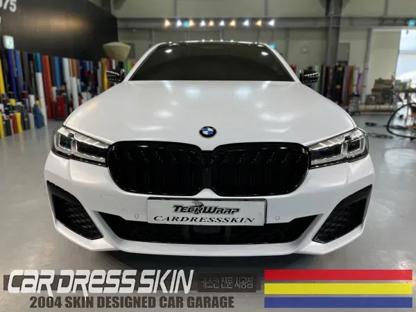 BMW 5 Series G30 カーラッピング事例|サテンホワイトの費用目安 施工写真 2-2
