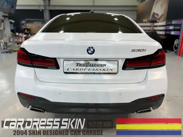 BMW 5 Series G30 カーラッピング事例|サテンホワイトの費用目安 施工写真 3-2