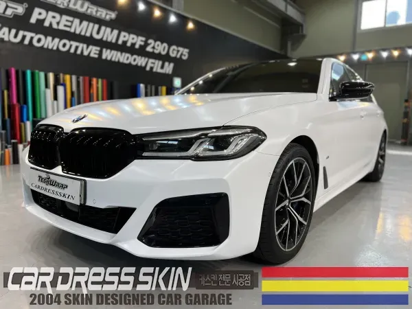 BMW 5 Series G30 カーラッピング事例|サテンホワイトの費用目安 施工写真 1-3