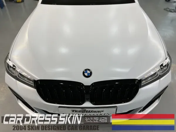 BMW 5 Series G30 カーラッピング事例|サテンホワイトの費用目安 施工写真 3-3