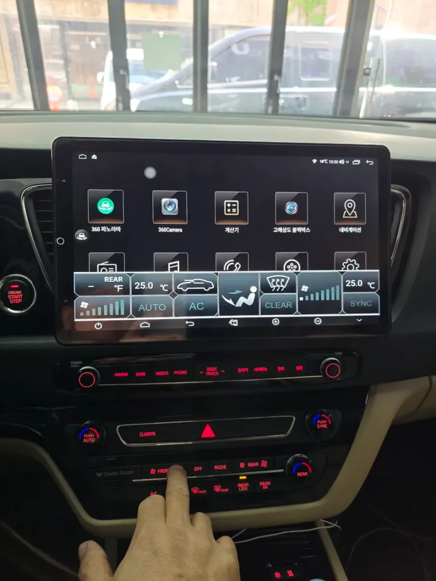 Kia CarnivalのAndroid Auto・CarPlay取付事例 施工写真 4-1