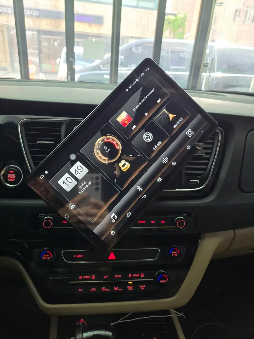 Kia CarnivalのAndroid Auto・CarPlay取付事例 施工写真 1-2