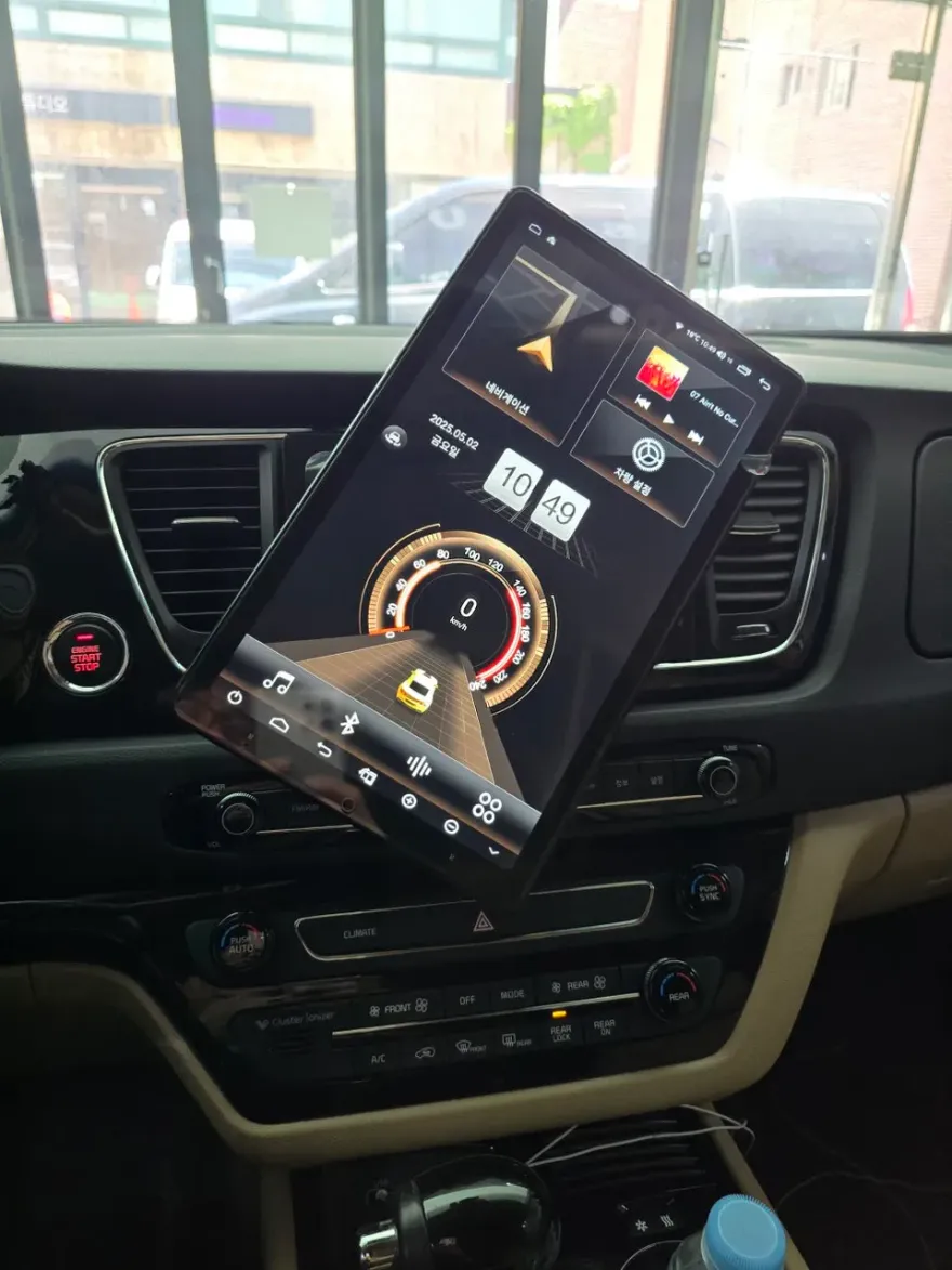 Kia CarnivalのAndroid Auto・CarPlay取付事例 施工写真 2-2
