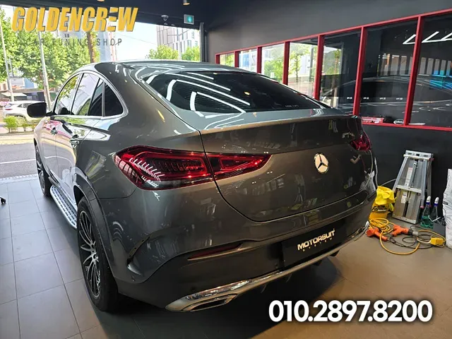 Mercedes-Benz GLEのカーラッピング事例|サテンホワイトの高級感 施工写真 1-2