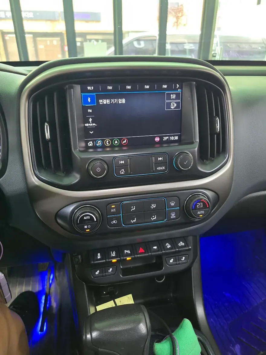 Chevrolet ColoradoのAndroid Auto・CarPlay取付事例 施工写真 3