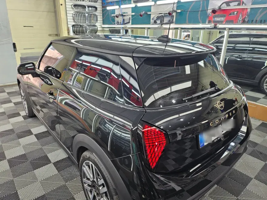 MINI MINI Cooperのカーラッピング事例|費用目安・仕上がり 施工写真 1-3