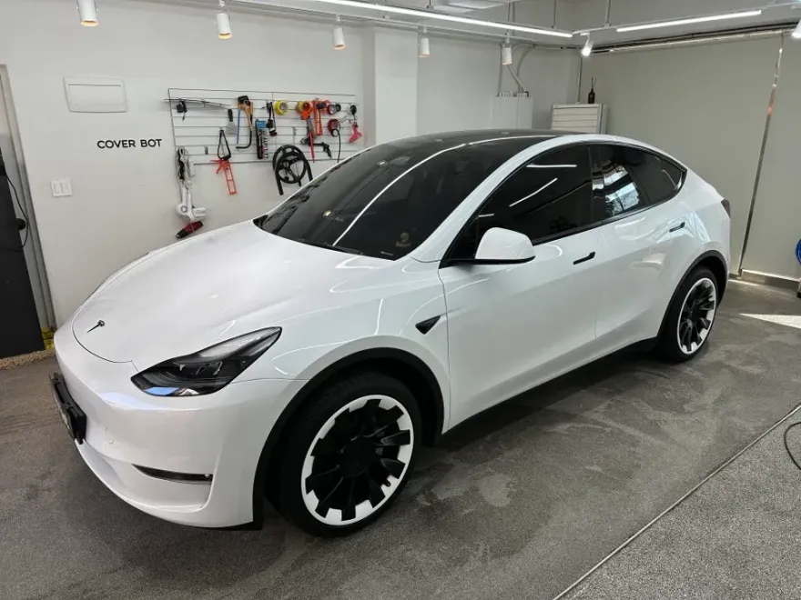 Tesla Model Yのカーラッピング事例：無光カーボン調の高級感 施工写真 2-1