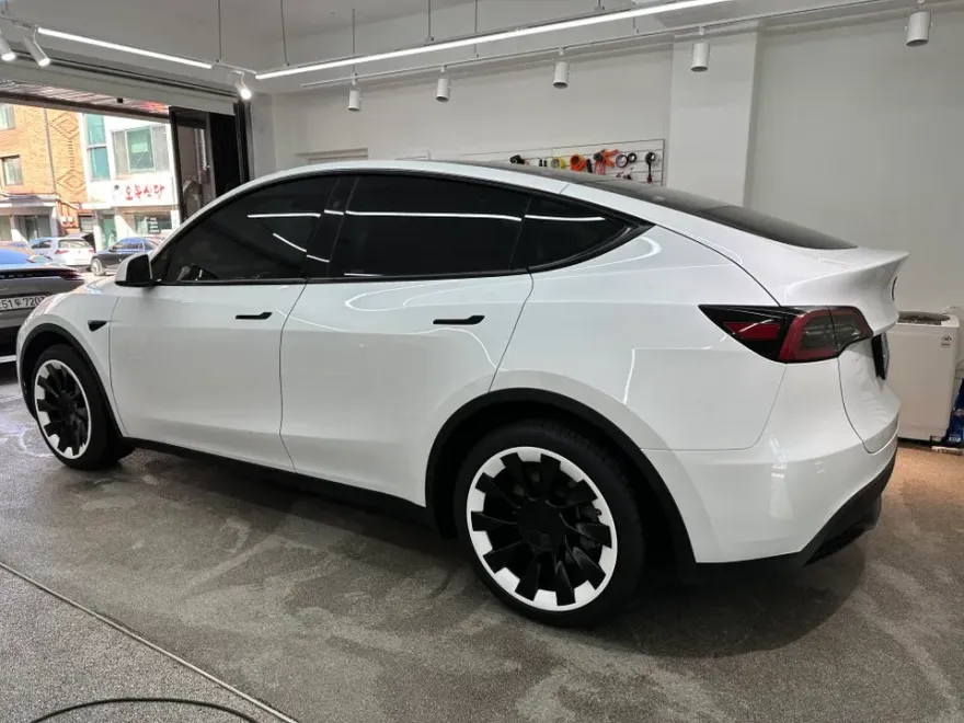 Tesla Model Yのカーラッピング事例：無光カーボン調の高級感 施工写真 3-1