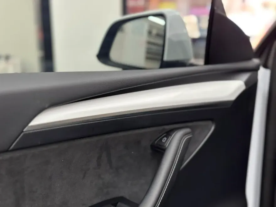 Tesla Model Yのカーラッピング事例：無光カーボン調の高級感 施工写真 4-1