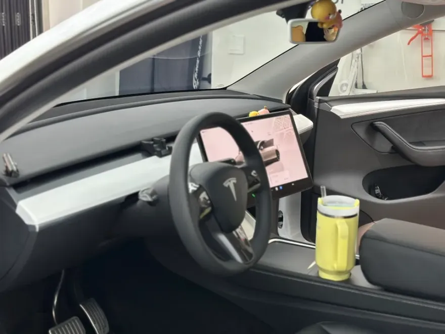 Tesla Model Yのカーラッピング事例：無光カーボン調の高級感 施工写真 1-2