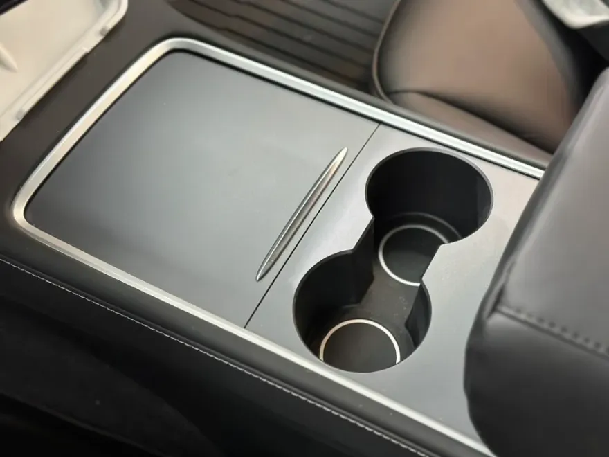 Tesla Model Yのカーラッピング事例：無光カーボン調の高級感 施工写真 2-2