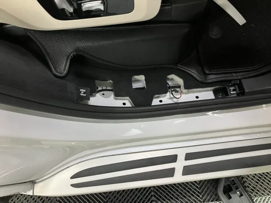 BMW X7のドラレコ取付事例|費用目安・仕上がり 施工写真 2-2