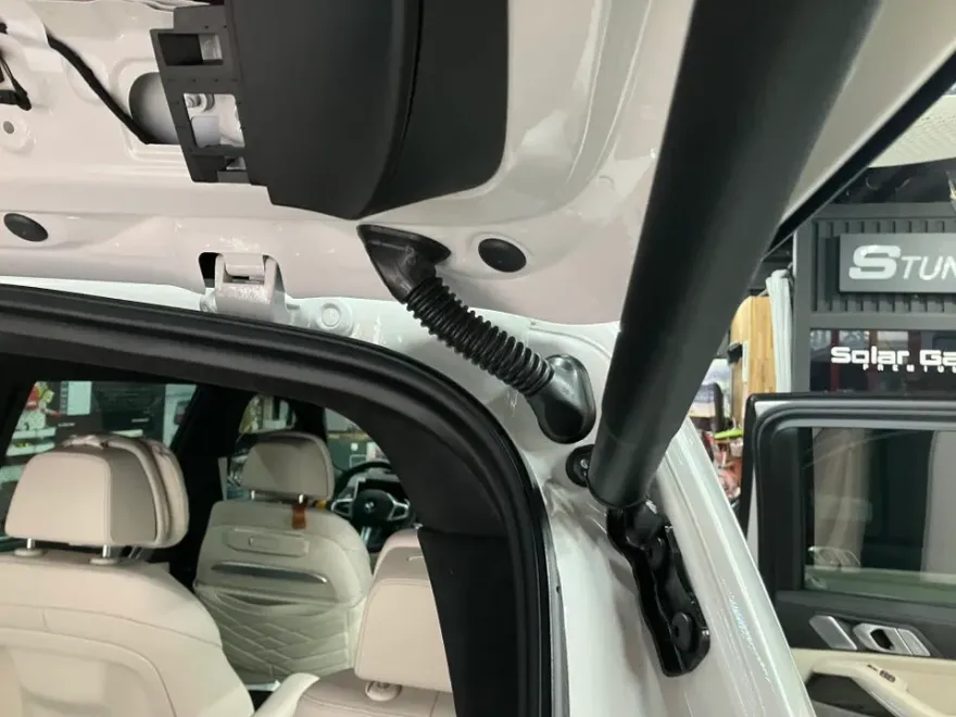 BMW X7のドラレコ取付事例|費用目安・仕上がり 施工写真 1-3
