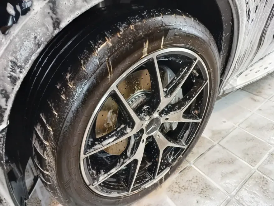 Mercedes-Benz GLCのガラスコーティング事例|韓国での施工 施工写真 3-1