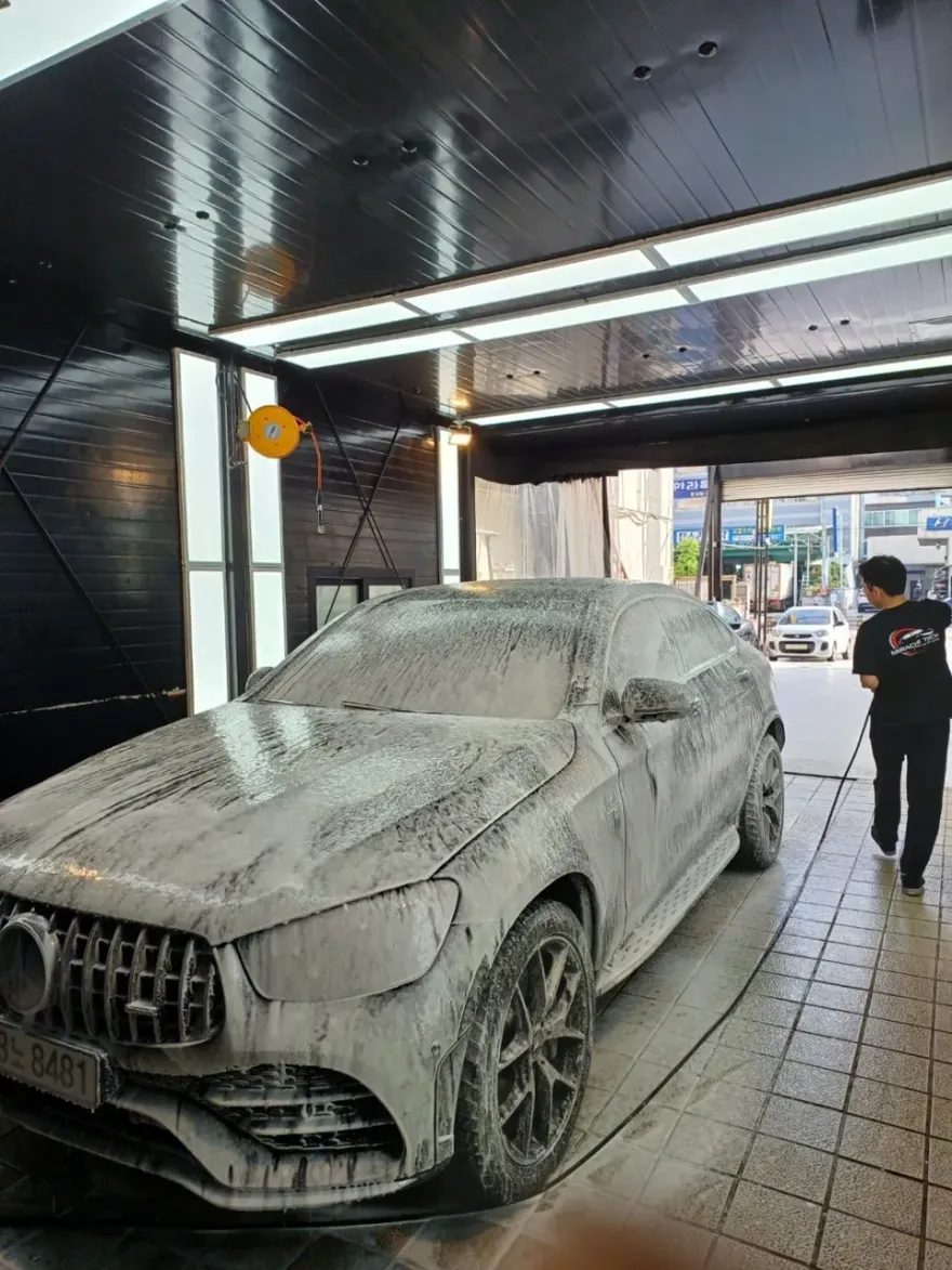 Mercedes-Benz GLCのガラスコーティング事例|韓国での施工 施工写真 4-1