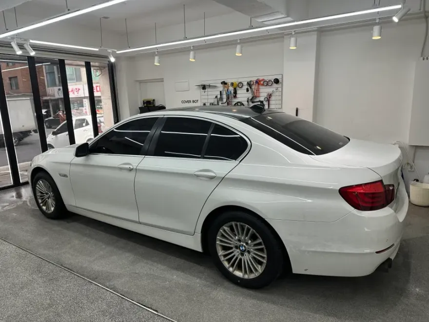BMW 5 Series F10のカーラッピング事例|費用目安・仕上がり 施工写真 3-1